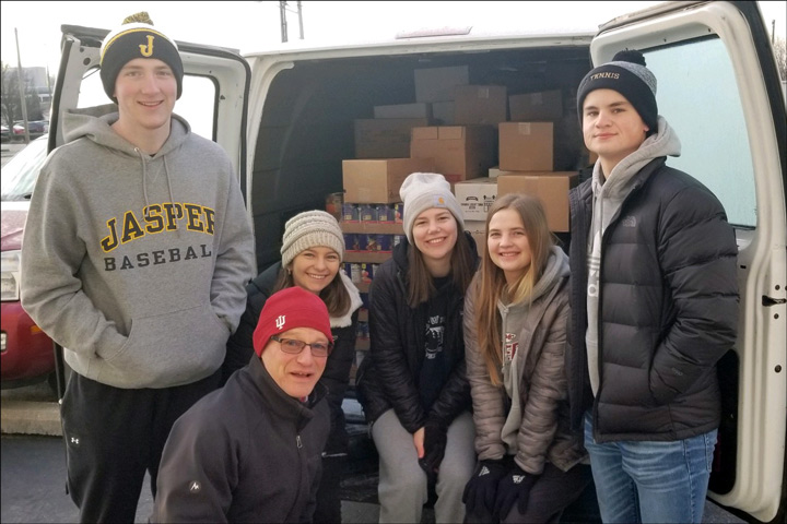 IU Alumni and Friends deliver two tons of food